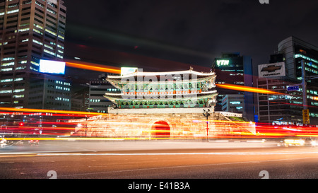 La porte Namdaemun éclairés la nuit à Séoul, Corée du Sud. Banque D'Images