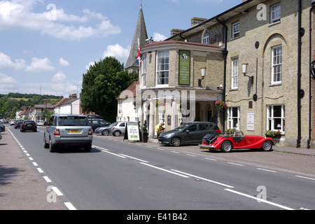 La grande rue animée à Stockbridge, Hampshire. Banque D'Images