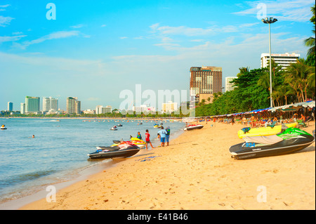 Les gens qui marchent le long de la plage à Pattaya, Thaïlande. Banque D'Images