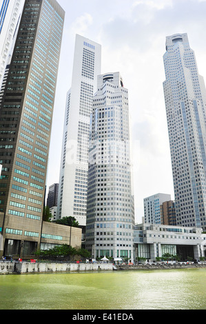 Gratte-ciel moderne au bord de la rivière au centre-ville de Singapour Banque D'Images