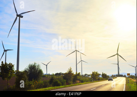 Aile d'alimentation des turbines et routier en Allemagne au coucher du soleil Banque D'Images