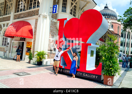 Kuala Lumpur, Malaisie - Jun 11, 2014 : les touristes qui pose pour photo à l'entrée de la galerie de la ville de Kuala Lumpur Banque D'Images