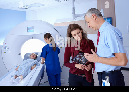 Médecin et la mère à la fille qui va au scan, scanner en Banque D'Images