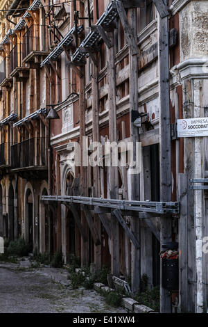 L'Aquila, Italie. 2 juillet, 2014. Un bâtiment endommagé avec l'échafaudage, à l'Aquila, le 2 juillet 2014. © Manuel Romano/NurPhoto/Zuma sur le fil Banque D'Images