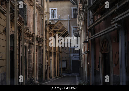 L'Aquila, Italie. 2 juillet, 2014. Un bâtiment endommagé avec l'échafaudage, à l'Aquila, le 2 juillet 2014. © Manuel Romano/NurPhoto/Zuma sur le fil Banque D'Images