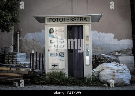 L'Aquila, Italie. 2 juillet, 2014. Une photo passeport machine dans le centre historique de L'Aquila, détruit après le séisme du 6 avril 2009. © Manuel Romano/NurPhoto/Zuma sur le fil Banque D'Images