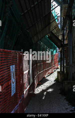 L'Aquila, Italie. 2 juillet, 2014. Un bâtiment endommagé à l'intérieur de l'échafaudage avec la zone rouge (Zona Rossa), à l'Aquila, le 2 juillet 2014. © Manuel Romano/NurPhoto/Zuma sur le fil Banque D'Images