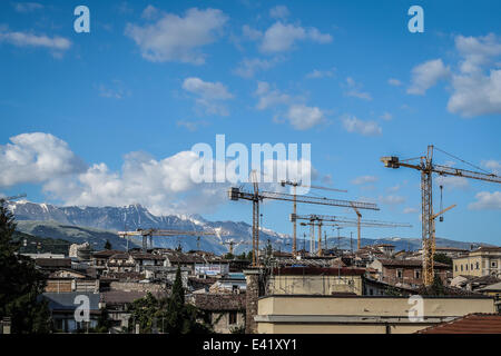 L'Aquila, Italie. 2 juillet, 2014. Une vue générale de l'Aquila en ville avec beaucoup de grues, le processus de reconstruction commence, le 2 juillet 2014. © Manuel Romano/NurPhoto/Zuma sur le fil Banque D'Images