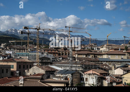 L'Aquila, Italie. 2 juillet, 2014. Une vue générale de l'Aquila en ville avec beaucoup de grues, le processus de reconstruction commence, le 2 juillet 2014. © Manuel Romano/NurPhoto/Zuma sur le fil Banque D'Images