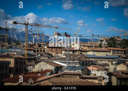 L'Aquila, Italie. 2 juillet, 2014. Une vue générale de l'Aquila en ville avec beaucoup de grues, le processus de reconstruction commence, le 2 juillet 2014. © Manuel Romano/NurPhoto/Zuma sur le fil Banque D'Images