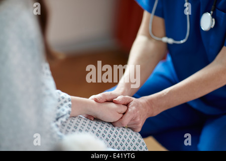 Portrait of nurse holding main du patient Banque D'Images