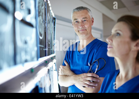 Portrait de radiologistes avec scans du cerveau Banque D'Images