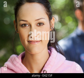 Jeune femme en rose hoodie Banque D'Images