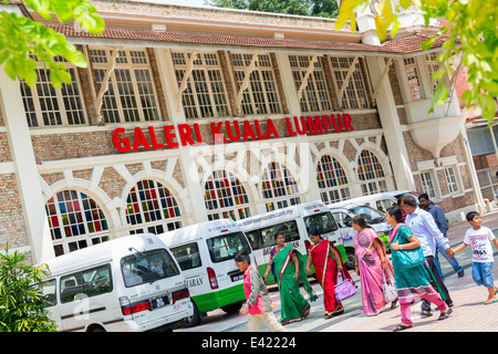 Kuala Lumpur, Malaisie - Jun 11, 2014 : la famille indienne visitant la galerie de la ville de Kuala Lumpur en Malaisie Banque D'Images
