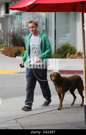 Star de Harry Potter Tom Felton out pour le petit-déjeuner avec son chien dans la région de West Hollywood. Tom porte une nouveauté 'Los Pollos Hermanos' T-shirt, rendue célèbre par l'émission américaine culte 'Breaking Bad'. Avec : Tom Felton Où : Los Angeles, Californie, Unite Banque D'Images