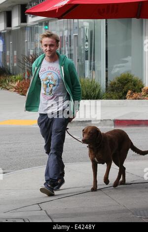 Star de Harry Potter Tom Felton out pour le petit-déjeuner avec son chien dans la région de West Hollywood. Tom porte une nouveauté 'Los Pollos Hermanos' T-shirt, rendue célèbre par l'émission américaine culte 'Breaking Bad'. Avec : Tom Felton Où : Los Angeles, Californie, Unite Banque D'Images