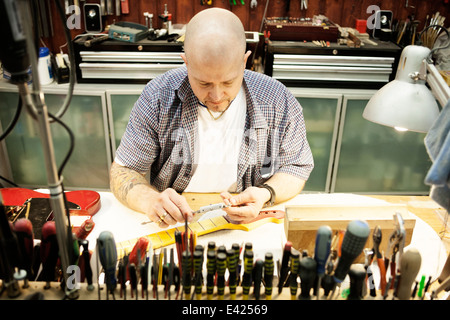 Luthier guitare cou de mesure en atelier Banque D'Images