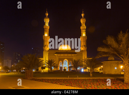 Mosquée Altaqwa la nuit, Sharjah, Emirats Arabes Unis Banque D'Images