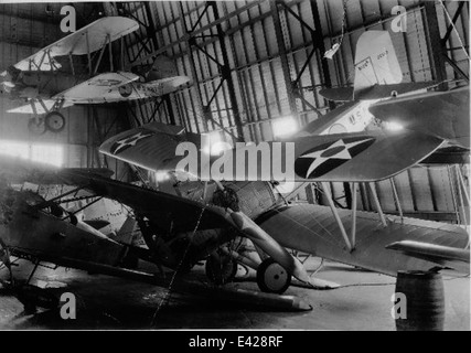 Le PNS NT O2U, un avion militaire de la fin des années 1930, est capturé sur cette photographie, reflétant sa conception et son utilisation dans le contexte de l'aviation d'avant la seconde Guerre mondiale. Banque D'Images