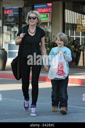 Sharon Stone sortir shopping traiter son fils à Tom's Toys avec : Sharon Stone,Quinn Kelly Stone Où : Los Angeles, California, United States Quand : 08 Jan 2014 Banque D'Images