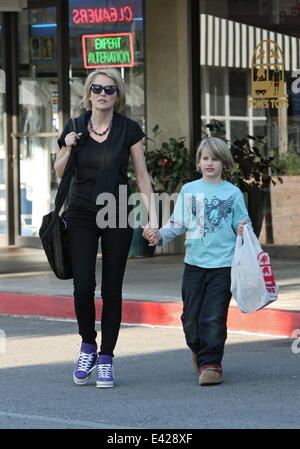 Sharon Stone sortir shopping traiter son fils à Tom's Toys avec : Sharon Stone,Quinn Kelly Stone Où : Los Angeles, California, United States Quand : 08 Jan 2014 Banque D'Images