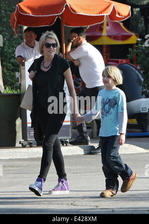 Sharon Stone sortir shopping traiter son fils à Tom's Toys avec : Sharon Stone,Quinn Kelly Stone Où : Los Angeles, California, United States Quand : 08 Jan 2014 Banque D'Images