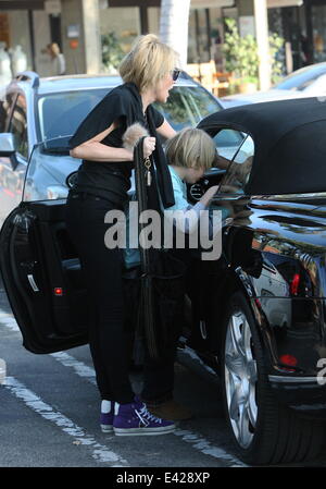 Sharon Stone sortir shopping traiter son fils à Tom's Toys avec : Sharon Stone,Quinn Kelly Stone Où : Los Angeles, California, United States Quand : 08 Jan 2014 Banque D'Images