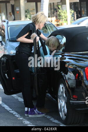 Sharon Stone sortir shopping traiter son fils à Tom's Toys avec : Sharon Stone,Quinn Kelly Stone Où : Los Angeles, California, United States Quand : 08 Jan 2014 Banque D'Images