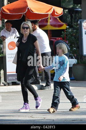 Sharon Stone sortir shopping traiter son fils à Tom's Toys avec : Sharon Stone,Quinn Kelly Stone Où : Los Angeles, California, United States Quand : 08 Jan 2014 Banque D'Images