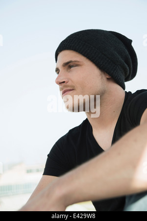 Portrait of young man wearing Knit hat tshirt noir et Banque D'Images