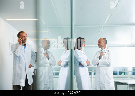 Les médecins chatting at office Banque D'Images