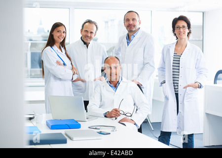 Les médecins qui pose pour portrait de groupe Banque D'Images