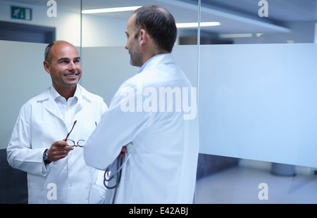 Médecins qui acceptent de rompre in office Banque D'Images