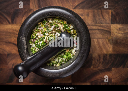 Ingrédients pour la pâte de curry vert dans le mortier Banque D'Images