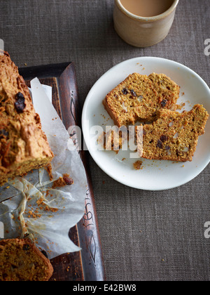 La vie toujours avec des tranches de gâteau sur une assiette de carottes Banque D'Images