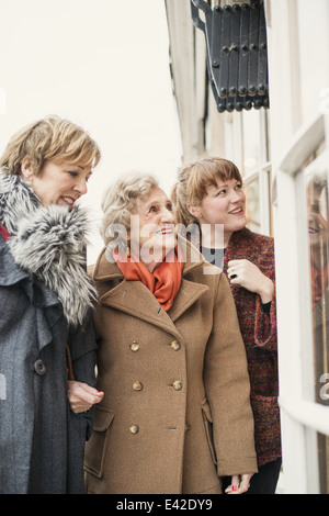 Hauts femme avec fille et sa petite-fille, à la recherche dans la fenêtre Banque D'Images