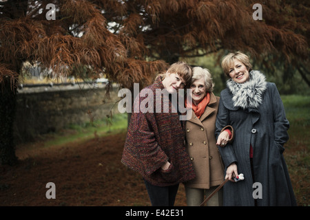 Portrait of senior woman, fille et petite-fille Banque D'Images