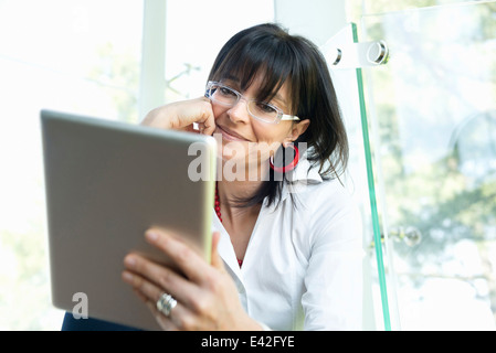 Businesswoman using digital tablet Banque D'Images