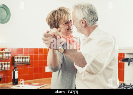 Couple dancing in kitchen Banque D'Images