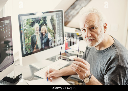 Senior man working at home Banque D'Images