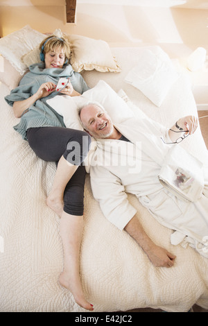 Couple lying on bed relaxing Banque D'Images