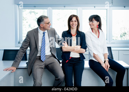 Homme d'affaires et les femmes prenant briser Banque D'Images