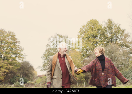 Couple holding hands in garden Banque D'Images