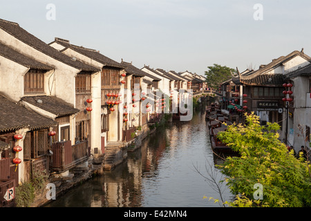 Maisons traditionnelles sur la rivière, au bord de Suzhou, Province de Jiangsu, Chine Banque D'Images