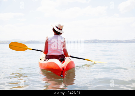 Vue arrière du kayak de mer senior woman Banque D'Images