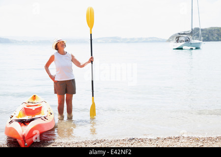 Senior woman avec palettes et en kayak de mer, Banque D'Images