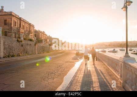 Couple strolling le long Harbour au coucher du soleil, Ta' Xbiex, Gzira, Malte Banque D'Images