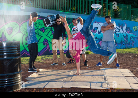 Groupe d'hommes en breakdance park at Dusk Banque D'Images