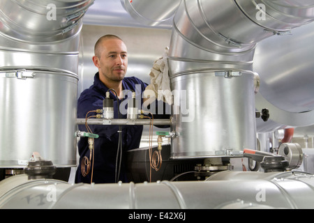 Surveillance technicien pipes dans power station Banque D'Images