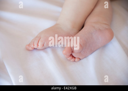 Portrait de bébé filles pieds de lit-bébé Banque D'Images